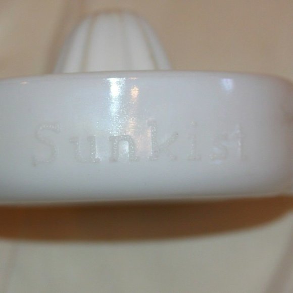 Vintage WHITE Milk Glass SUNKIST Orange Lemon Lime Juicer Reamer Squeezer Handle - Picture 5 of 5